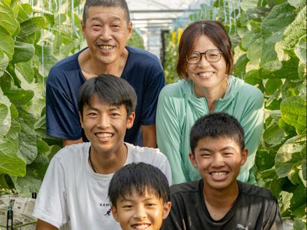 指導者・辻さんと、奥さんと3人のお子さん。辻さんのお父さんはメロン栽培を松浦で広めた7軒の農家の一人