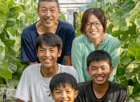 指導者・辻さんと、奥さんと3人のお子さん。辻さんのお父さんはメロン栽培を松浦で広めた7軒の農家の一人