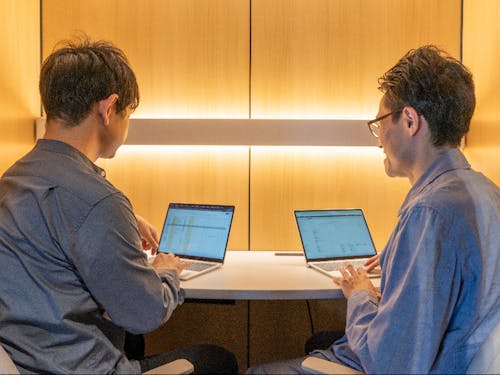 集まって打ち合わせ