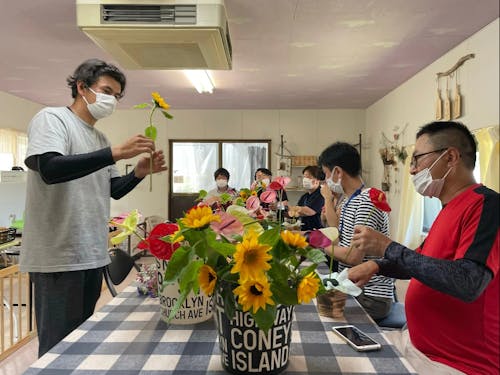 DAY2 株式会社smile farmにて花アレンジメント体験の様子