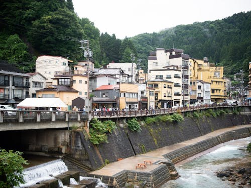 観光客でにぎわう温泉街