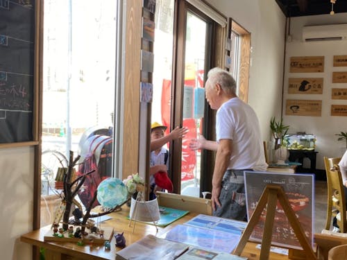 下校中の子どもたちと交流するおじいちゃん。