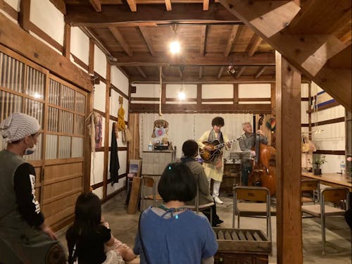 1Fはライブ会場としても貸しスペースとしても、ドリンクを飲める場所としても多目的に活用されています。