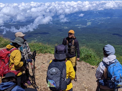 鳥海山山頂でのガイド