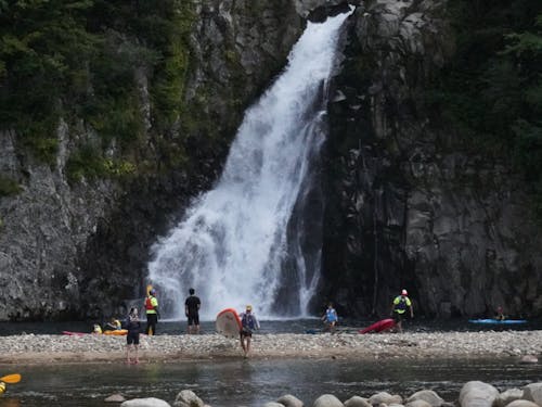 滝壺での水上アクティビティ体験