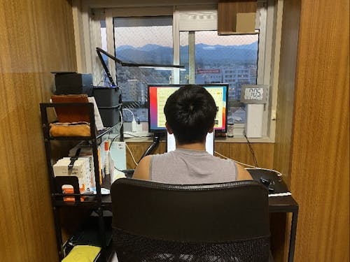 自宅でのリモートワーク風景(浦川さん提供)