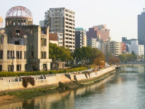 広島県 原爆ドームと元安川