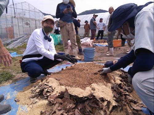 落ち葉や米ぬかを使った堆肥づくりの勉強中