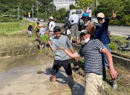 田植えや畑作業は、手作業と農業機械作業の両方を習います