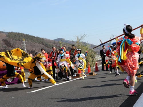 震災からの復興も進んでいます(釜石自動車道の開通式で披露された松倉虎舞)