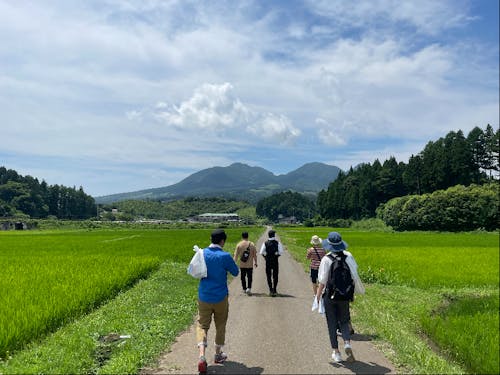 前回のプログラムの様子(村内を散歩している様子)