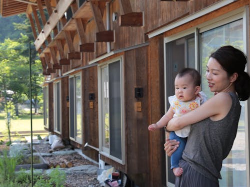 お試し居住の滞在場所「里山ながや・星野川」にて。両隣の顔が見える環境のため、お子さんのバタバタ走る音も気になりません。