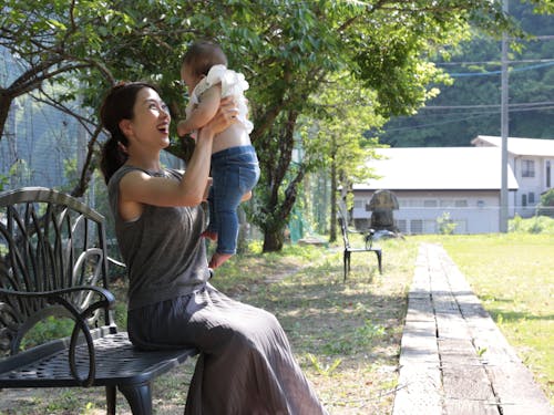 「里山ながや・星野川」隣の芝生広場にて。車を気にせずに走り回ることができます。