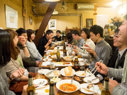 町内の方々とわいわい食事をする時間も。肩肘張らない本音でしゃべってくれます。
