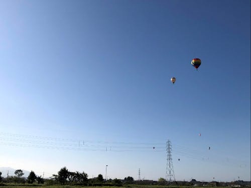 冬の風がない朝には気球が空を飛んでいます