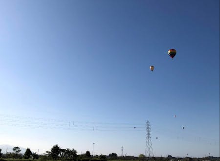 冬の風がない朝には気球が空を飛んでいます
