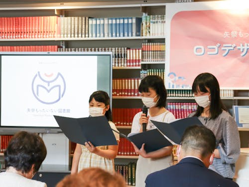 矢祭もったいない図書館の活動の様子。地元の子どもたちと図書館のロゴデザインを考えました。