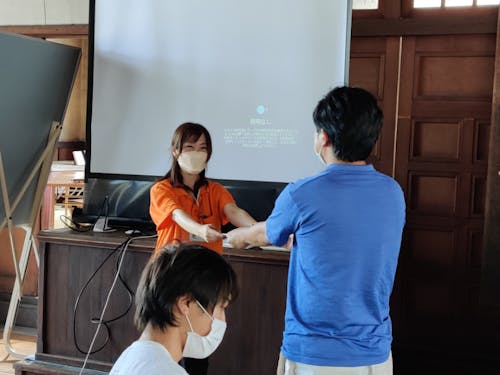 プレゼンテーターへのアイデア贈呈