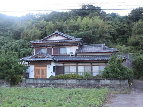 ゲストハウス候補の空き家(農地付き)。雪浦川沿いにあり窓からは川や山が見える