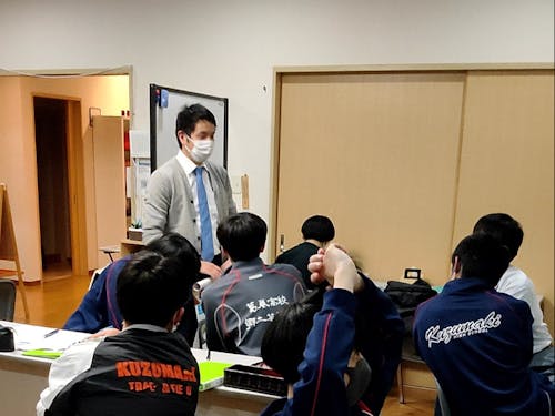 授業中、息抜きがてら談笑している風景です。