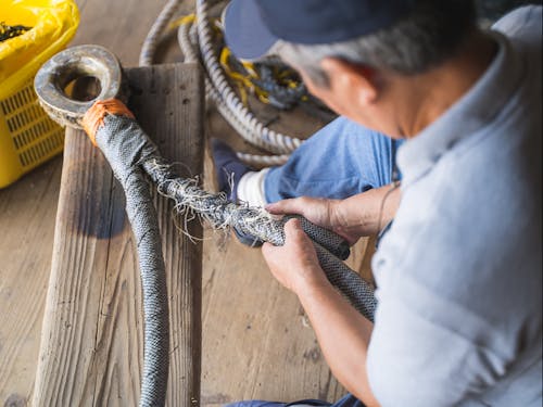 休漁期には網の手入れなどの陸作業が中心となる。