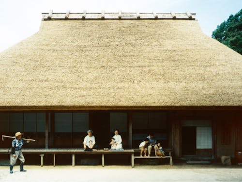 町内企業、群言堂のシンボル「鄙舎」