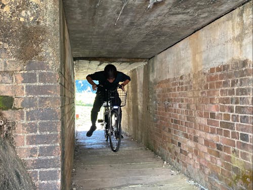 線路の下(1.5m)をくぐる隧道