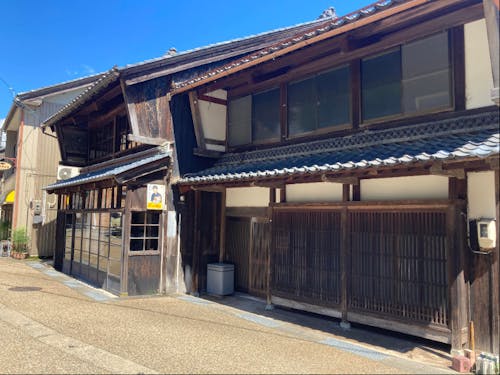 廃業した八百屋さん（左）をカフェに、隣を一棟貸しの宿へリノベーション中