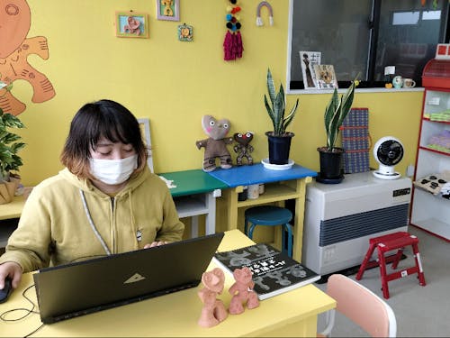 つきのき商店を拠点にイラストレーターとして活動する田中さん