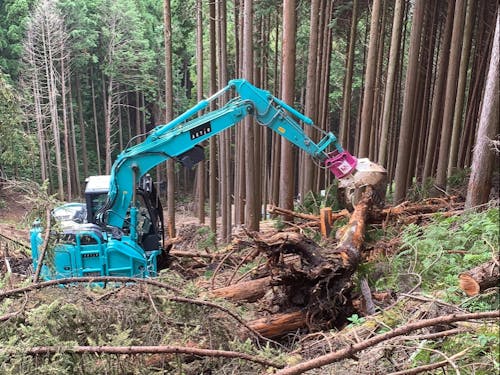本業である土建業で林道をつくる様子