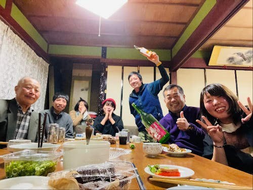 よく島に遊びにくる人と島民とで民泊でごはん