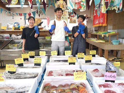 高知県・土佐清水の福岡水産。近くにはサーフィンスポットも。