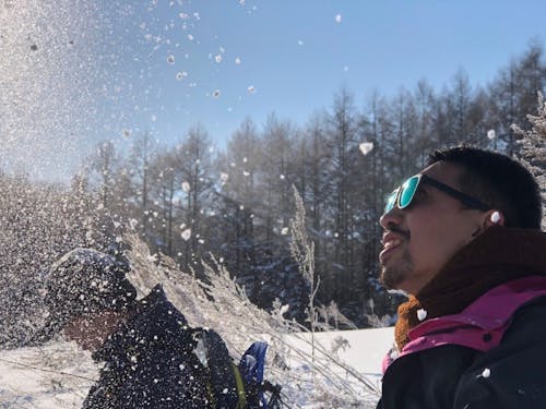 凍れた日に降る雪はサラサラです。