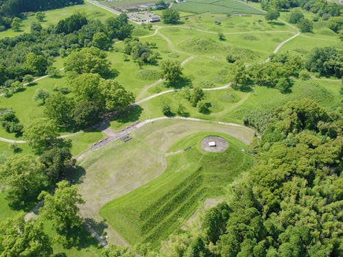 まちのすぐそばには西都原古墳群が広がり、四季折々の花が楽しめます。