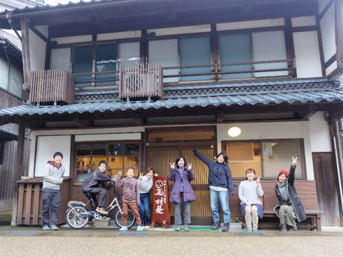 多くのゲストや地域住民が交流する古民家宿