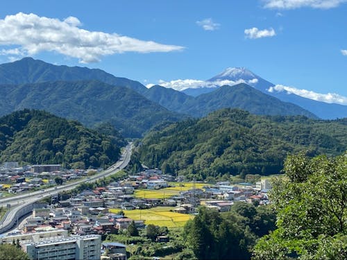 富士山の麓の小さな山あいのまちです