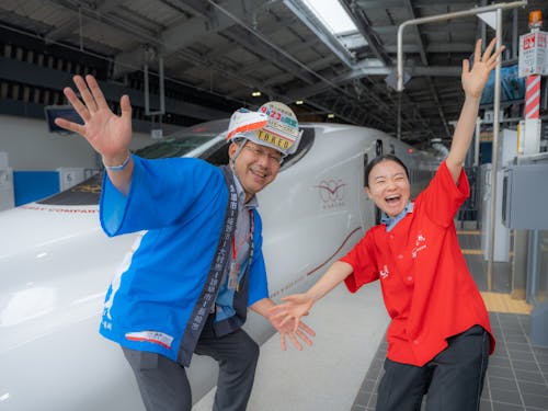 西九州新幹線の開通をPRする新幹線マン(左)と武雄温泉駅の駅員さん。溢れるパッションが魅力的(笑)