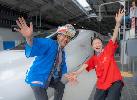 西九州新幹線の開通をPRする新幹線マン（左）と武雄温泉駅の駅員さん。溢れるパッションが魅力的(笑)