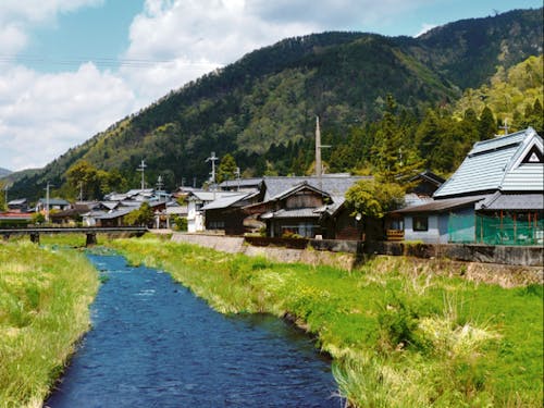 集落の中心を流れる草野川
