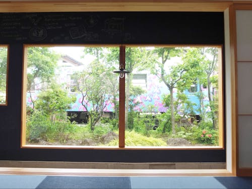 関係案内所のすぐそばを走るローカル鉄道「フラワー長井線」