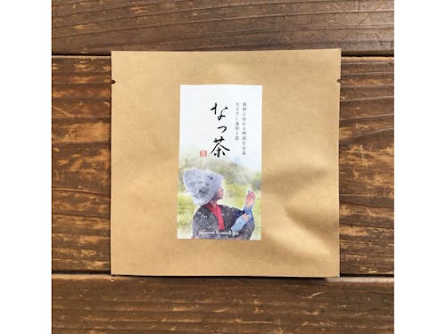 ギフトセット紹介：[ なっ茶／Natsumi Chatsumi ]熊野の山々を望む畑でつくられた、地域に伝わる特別な番茶「釜炒り茶」。茶葉は農薬不使用。肥料は有機肥料をメインに使用して栽培しています。