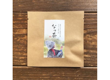 ギフトセット紹介：[ なっ茶／Natsumi Chatsumi ]熊野の山々を望む畑でつくられた、地域に伝わる特別な番茶「釜炒り茶」。茶葉は農薬不使用。肥料は有機肥料をメインに使用して栽培しています。