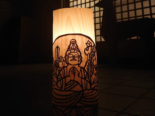 この経木灯ろうが建福寺の階段を照らします