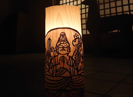 この経木灯ろうが建福寺の階段を照らします