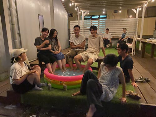 平和なナイトプールと称したお祭り。