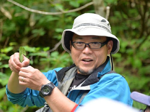 館長 佐々木さん。根っからの生き物好き!2022年6月には、著書「本気で遊ぶ大人に子どもはついていく: 自然は未来を育てる学びの場」が出版されました!