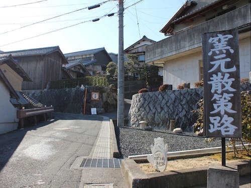 信楽焼の窯元が連なる窯元散策路