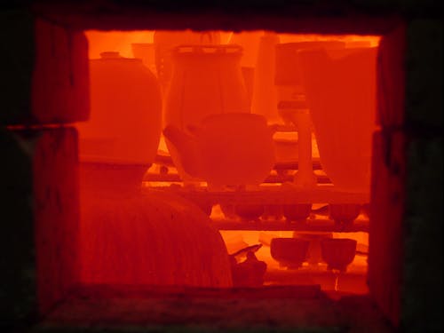 窯で焼かれる信楽焼の陶器