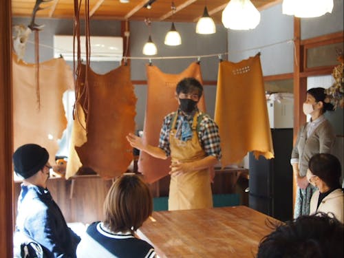 夏と冬の鹿の革の違いを説明する中野さん