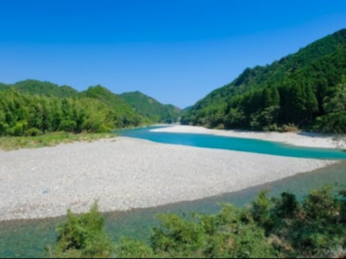 川遊びも楽しめる環境です